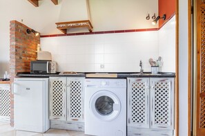 Refrigerador, microondas, placa de cocina, cafetera/tetera