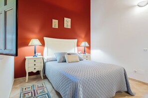 1 habitación, tabla de planchar con plancha, wifi gratis y ropa de cama