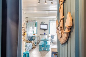 Een strijkplank/strijkijzer, gratis wifi, beddengoed