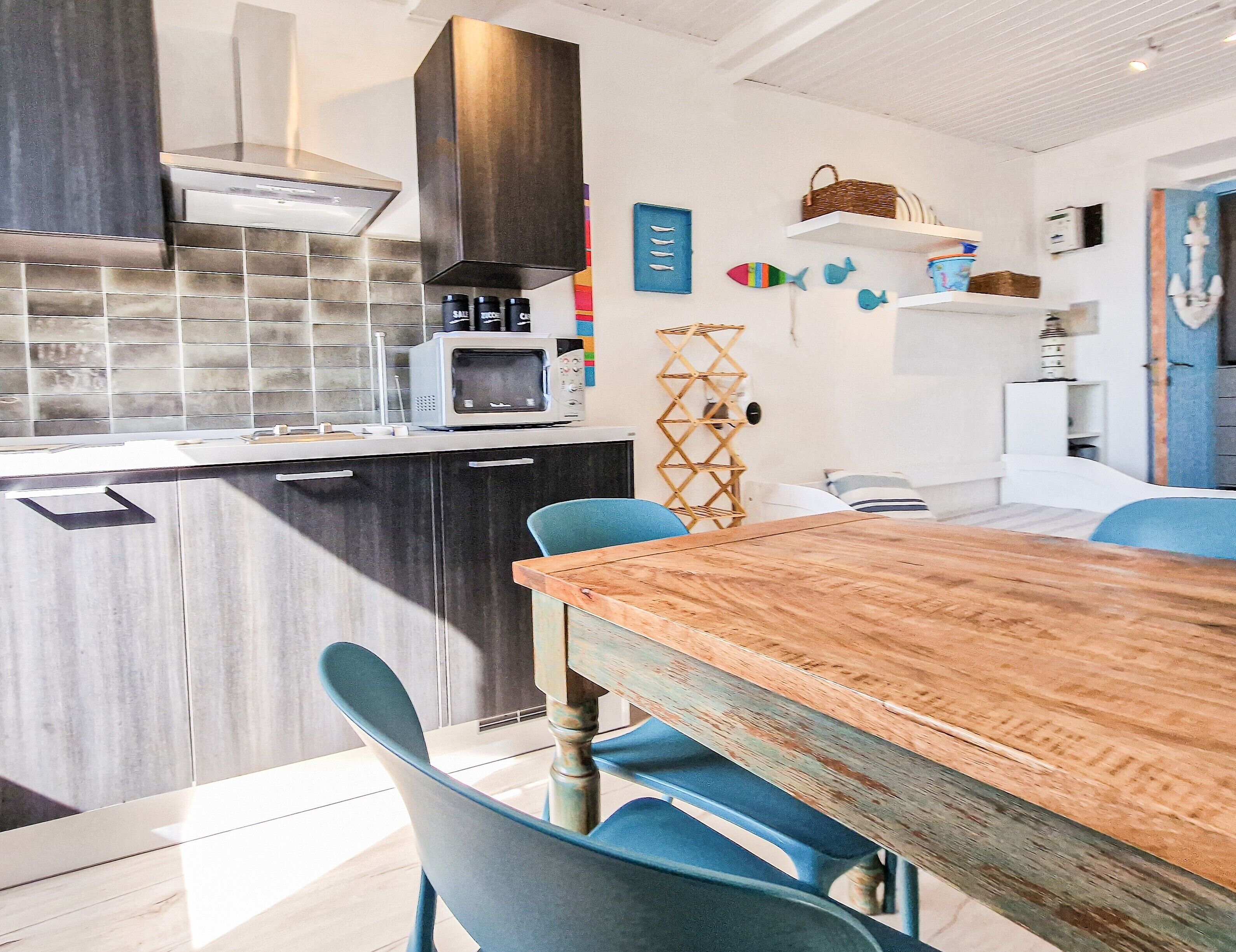 Frigorífico, microondas, placa de cocina y trona infantil
