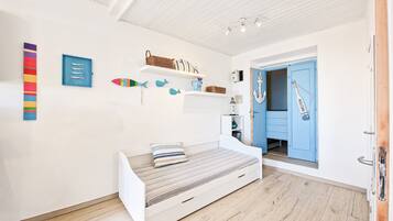 Tabla de planchar con plancha, wifi gratis y ropa de cama