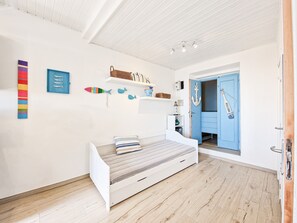 Iron/ironing board, free WiFi, bed sheets