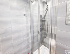 Shower, hair dryer, towels - 'Loft Azzurro Centro Storico' Studio with Air Conditioning (Rio Marina)