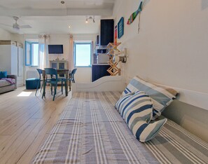 Tabla de planchar con plancha, wifi gratis y ropa de cama