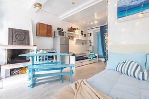 TV - 'Loft Azzurro Centro Storico' Studio with Air Conditioning (Rio Marina)