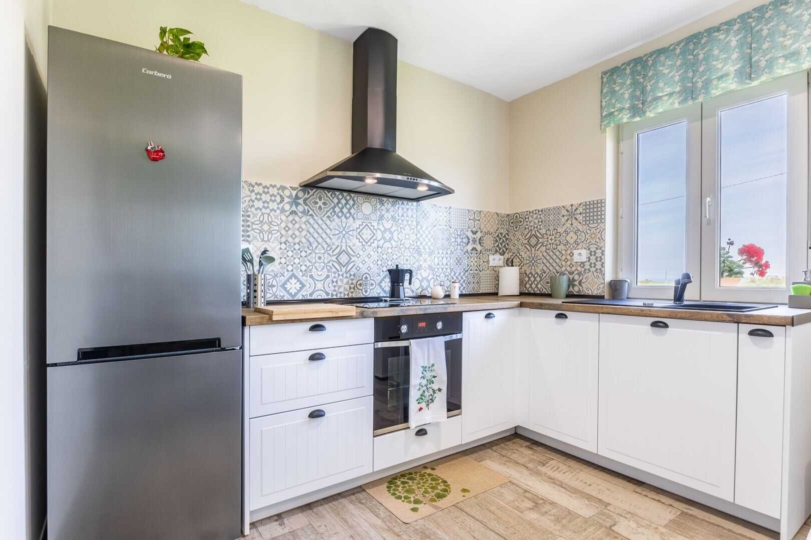 Kühlschrank, Mikrowelle, Ofen, Herdplatte