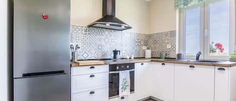 Frigorífico, microondas, horno y placa de cocina