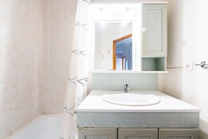 Een douche, gratis toiletartikelen, een haardroger