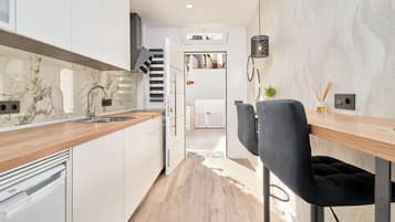 Een koelkast, een microgolfoven, een oven, een kookplaat