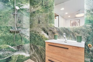 Shower, hair dryer, towels