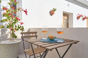 Outdoor dining - Studio Apartment 'Aunt Maria's House' with Private Terrace and Wi-Fi (Almuñécar)