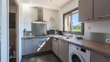 Réfrigérateur, micro-ondes, plaque de cuisson, lave-vaisselle