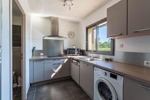 Fridge, microwave, stovetop, dishwasher