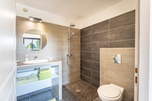 Een douche, handdoeken