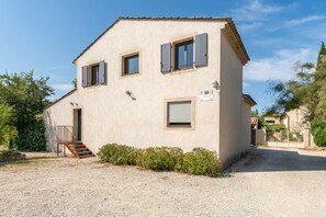 Exterior - Holiday Home 'Le Gîte De Tante Berthe' with Mountain View, Private Pool and Wi-Fi (Camaret-sur-Aigues)