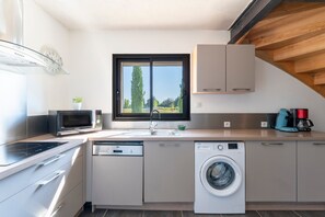 Fridge, microwave, stovetop, dishwasher - Holiday Home 'Le Gîte De Tante Berthe' with Mountain View, Private Pool and Wi-Fi (Camaret-sur-Aigues)