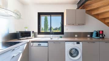 Fridge, microwave, stovetop, dishwasher