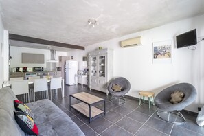 TV, mesa de pingue-pongue