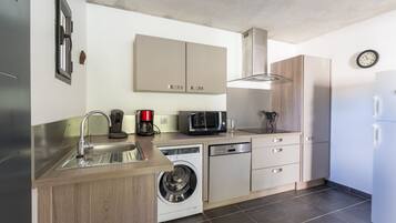 Réfrigérateur, micro-ondes, plaque de cuisson, lave-vaisselle