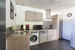 Geladeira, micro-ondas, cooktop, lava-louças