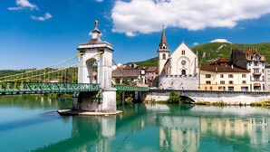 A historic bridge with a statue, a church, and buildings along a river. - Apartment 'La Fontaine Bénite' with Private Terrace, Wi-Fi and Air Conditioning (SEYSSEL)