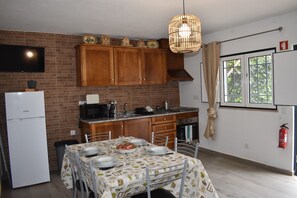 Fridge, microwave, oven, stovetop - Casa Trincadeira – Retreat with Private Jacuzzi Among Vineyards and Views of Palmela Castle (Palmela)
