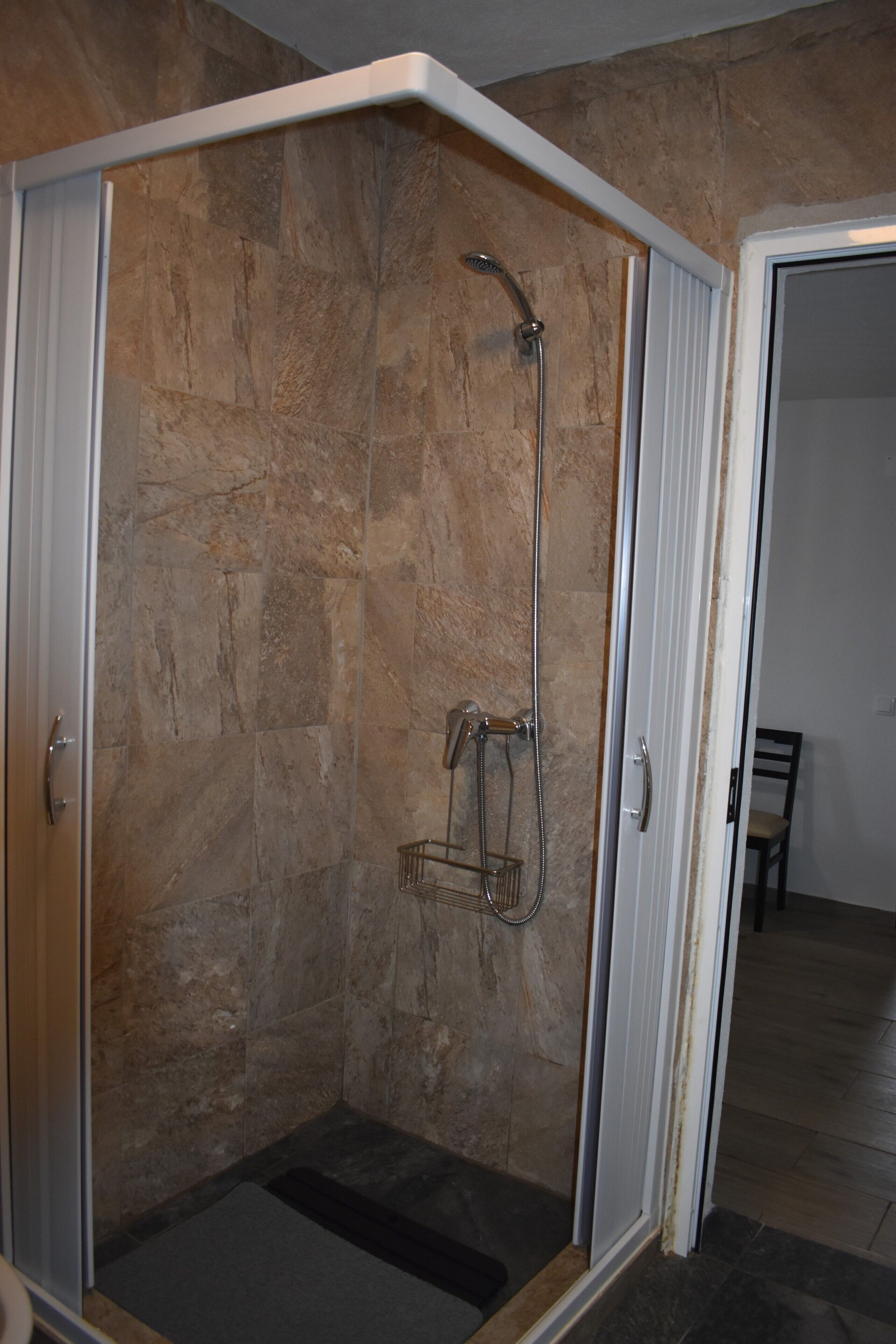 Dusche, Haartrockner, Handtücher