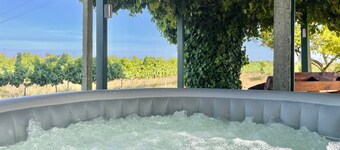 Casa Trincadeira – Retreat with Private Jacuzzi Among Vineyards and Views of Palmela Castle