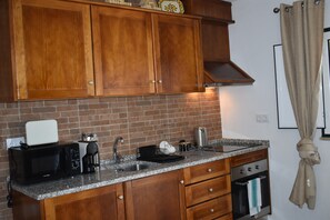 Fridge, microwave, oven, stovetop - Casa Trincadeira – Retreat with Private Jacuzzi Among Vineyards and Views of Palmela Castle (Palmela)