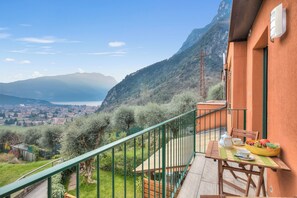 Outdoor dining - Casa Scott, Riva del Garda, Italy (Riva del Garda)