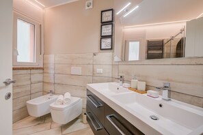 シャワー、ヘアドライヤー、ビデ、タオル