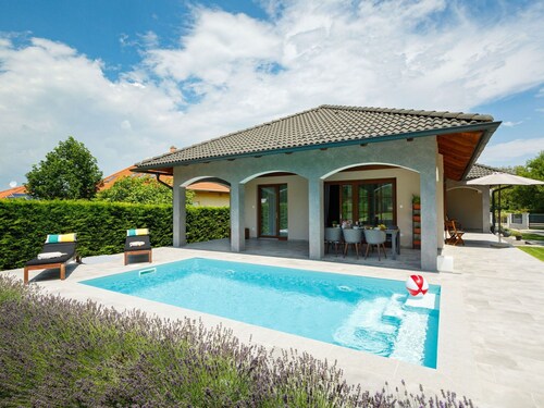 Beautiful private villa for 6 people with A/C, private pool, WIFI, TV and terrace