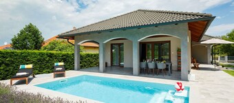 Beautiful private villa for 6 people with A/C, private pool, WIFI, TV and terrace