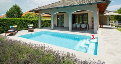 Beautiful private villa for 6 people with A/C, private pool, WIFI, TV and terrace