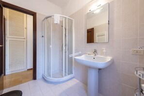 Shower, bidet, towels - Peaceful Apartment In Deiva Marina, Deiva Marina, Italy (Deiva Marina)