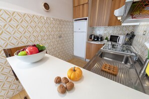 Refrigerador, microondas, parrilla de estufa y cafetera y tetera 