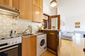 Réfrigérateur, micro-ondes, plaque de cuisson, cafetière/bouilloire