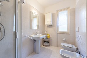 Shower, bidet, towels - Peaceful Apartment In Deiva Marina, Deiva Marina, Italy (Deiva Marina)