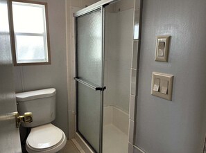 Shower, hair dryer, towels, soap - Sherwood Forest Cozy Mobile Home (Kissimmee)