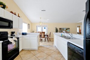 Refrigerador, microondas, horno, placa de cocina