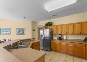 Fridge, microwave, oven, stovetop - Spacious Villa South Facing Pool 20 min to Disney (Davenport)