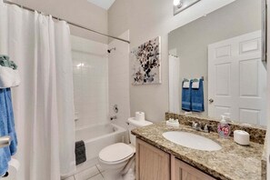 Shower, hair dryer, towels, soap - 5 Star Home in Hampton near Disney (Davenport)