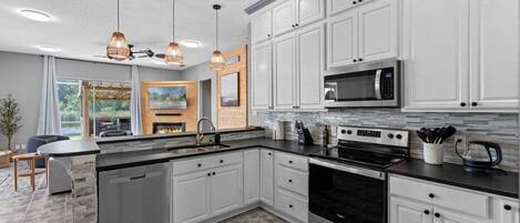 Réfrigérateur, four à micro-ondes, un four, surface de cuisson