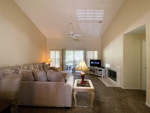 Smart TV, books - Ventura Village Cottage minutes to Disney (Orlando)