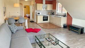Um apartamento moderno com sala de estar, cozinha e área de jantar.