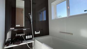 Biệt thự Royal | Phòng tắm | Khăn tắm, dầu gội, giấy vệ sinh