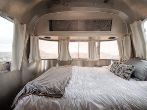 3 chambres, bureau, fer et planche à repasser, lit parapluie