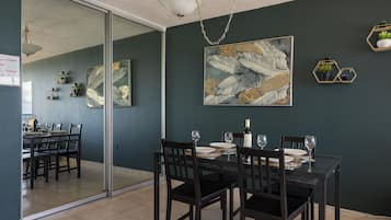 Apartamento, vistas al mar | Servicio de comidas en la habitación