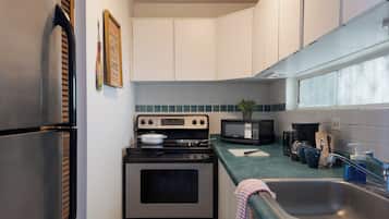 Apartamento, vista para o oceano | Cozinha privada | Geladeira, toalhas de papel