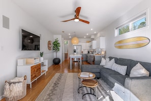 Smart TV, chimenea, estéreo